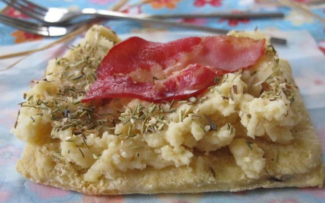 Tartelette à la purée de pommes de terre aillée et chips de lard