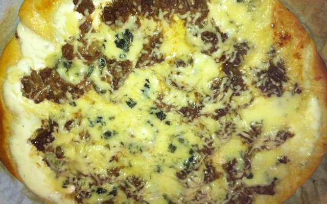 pizza bianca viande hachée roquefort  crème râpé poivre