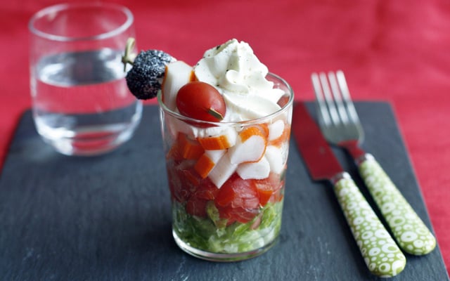 Verrine salade, tomates, bâtonnets Saveur Coraya et chantilly Chavroux