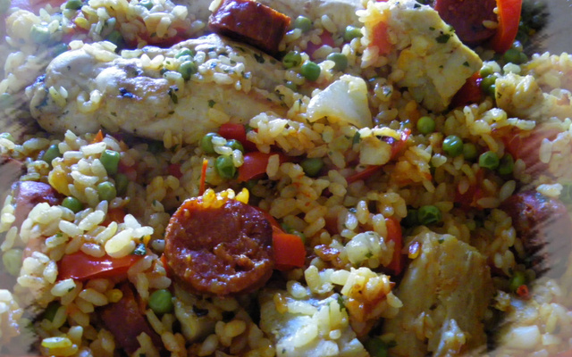 Paella au poulet, poisson, et chorizo