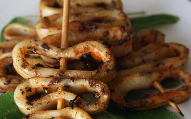 Brochettes de calamars à la sauge et piment
