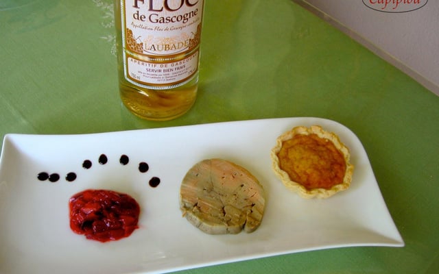 Tartelette à l'ail confit, chutney de fraise au Floc, foie gras du Gers
