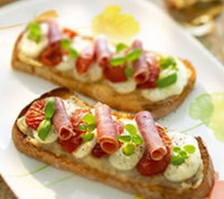 Bruschetta tomates confites, jambon italien, mozzarella et marmelade d'oignons