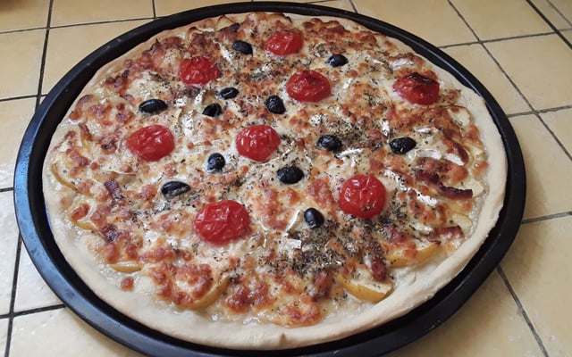 Pizza camembert et pomme