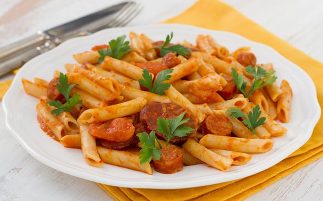 Penne aux saucisses, chorizo et sauce tomate à la courgette