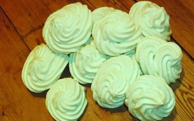 Petites meringues colorées