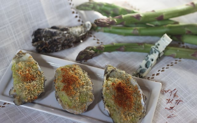 Huitres à la crème d'asperge et safran, gratinées au roquefort