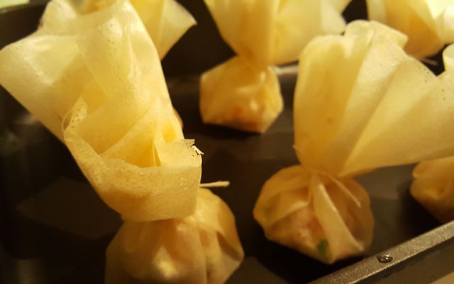 Feuilletines de saumon fumé, ciboulette et duo de fromage frais
