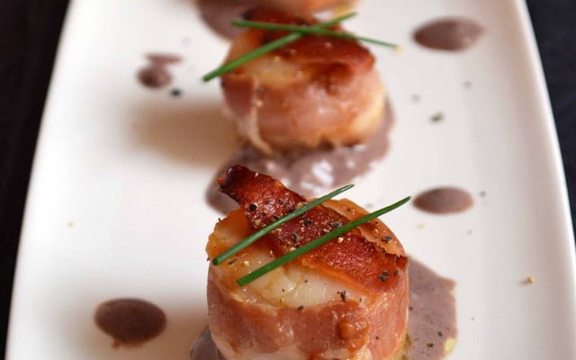 Saint-Jacques poêlées au lard, sauce à la moutarde Violette de Brive