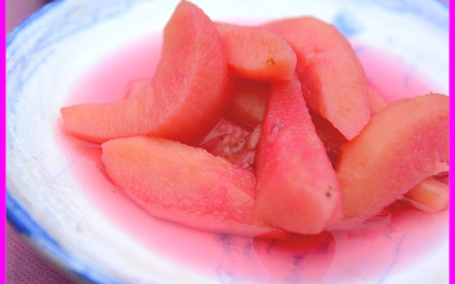 Coings pochées à la rose