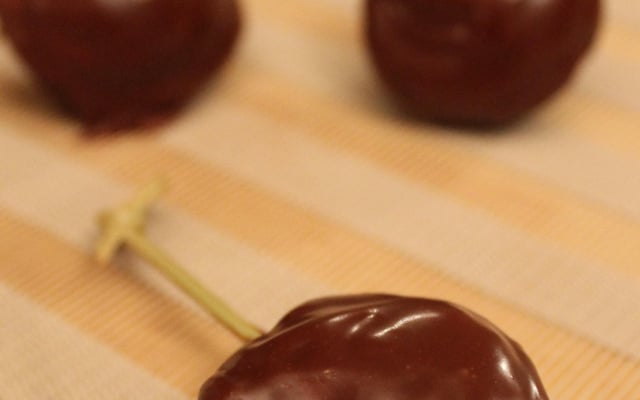 Sucettes de macarons Carambars et chocolat au lait