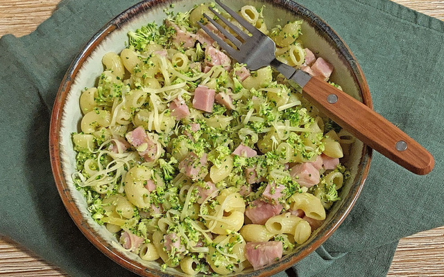 Risotto de coquillettes au jambon et fromage, semoule de brocoli