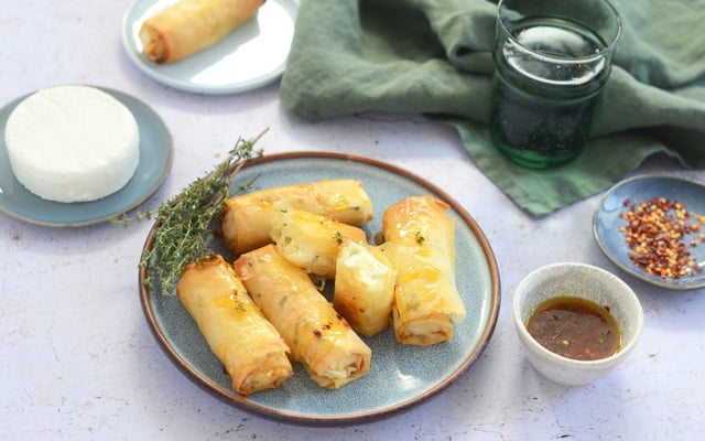 Bâtonnets croustillants de feta à la feuille filo et sauce au miel