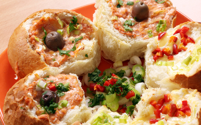 Petits pains farcis aux œufs et fromage