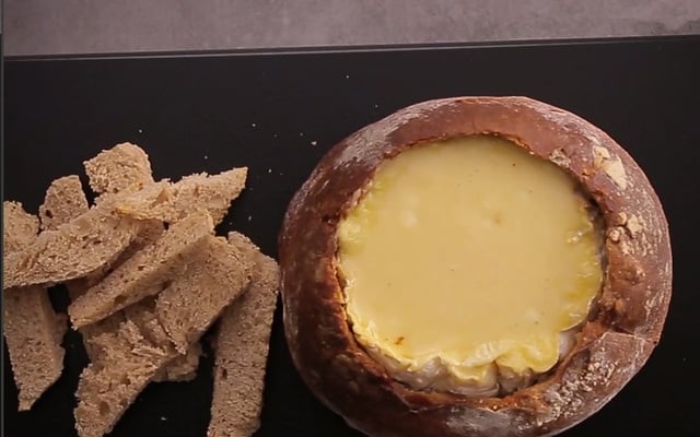 Fondue de camembert dans un pain
