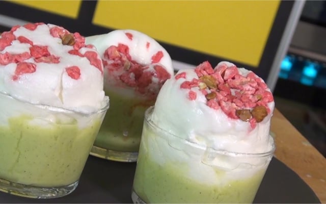 Îles flottantes à la pistache et aux pralines roses