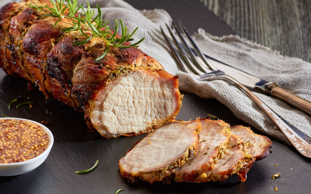 Filet mignon de porc en croûte de thym romarin et fenouil