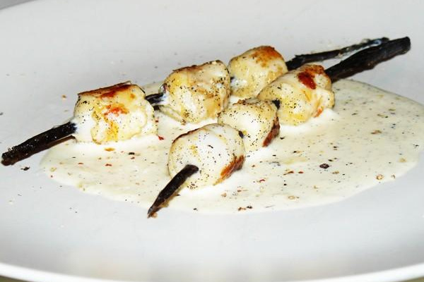 Brochette de saint-jacques sur bâton de vanille