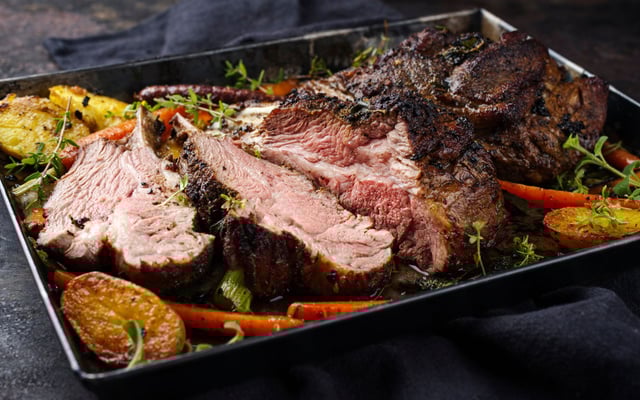 Baron d'agneau et ses pommes de terre nouvelles