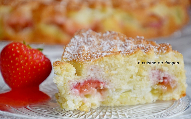 Gâteau moelleux à la rhubarbe et fraises