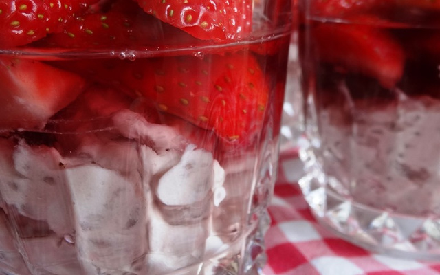 Risotto à l'hibiscus, gelée d'hibiscus et fraises