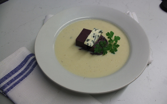Soupe au lait, glaçon de Fourme d'Ambert façon Chabrot