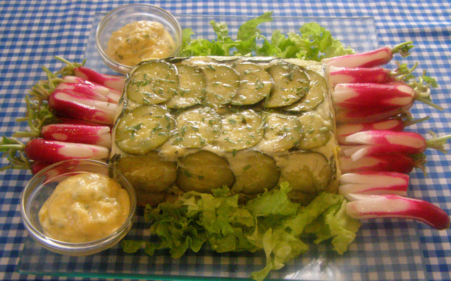 Un ensemble Courgettes, cabillaud rehaussé d'ailloli