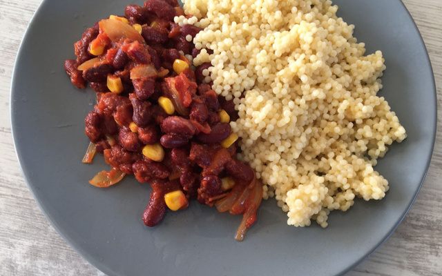 Chili de haricots rouges et couscous en perles