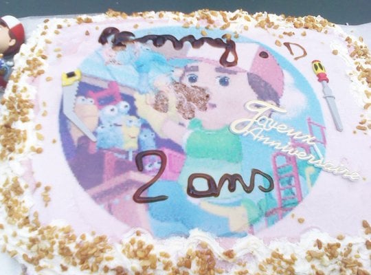 Gâteaux d'anniversaire à la framboise manny et ses outils