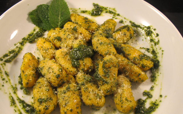 Gnocchis au potimarron et pesto menthe et coriandre