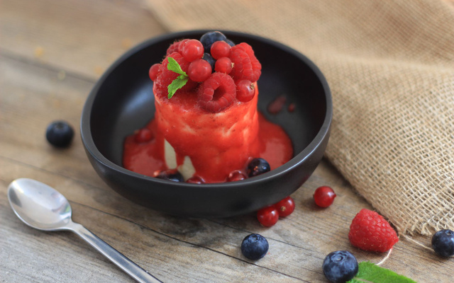 Parfait glacé pêches et fruits rouges