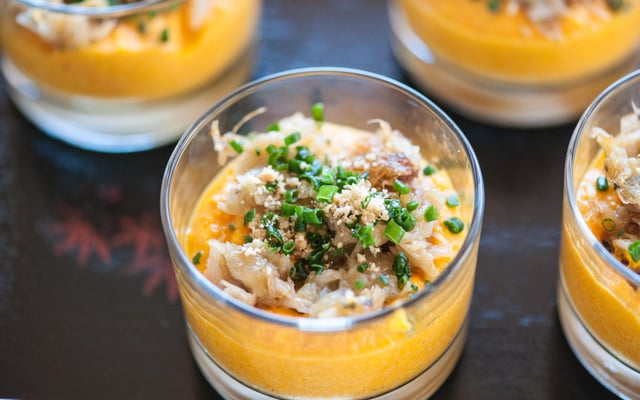 Verrine de mousse de carottes brisure de cacahuète, nage de poireaux caramélisés