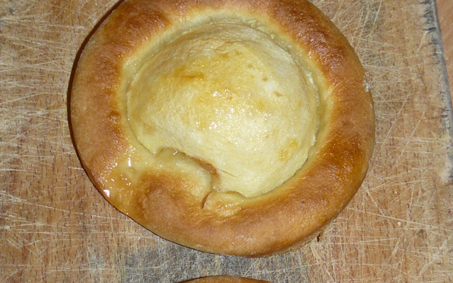 Tarte briochée aux pommes nappées de confiture d'abricots