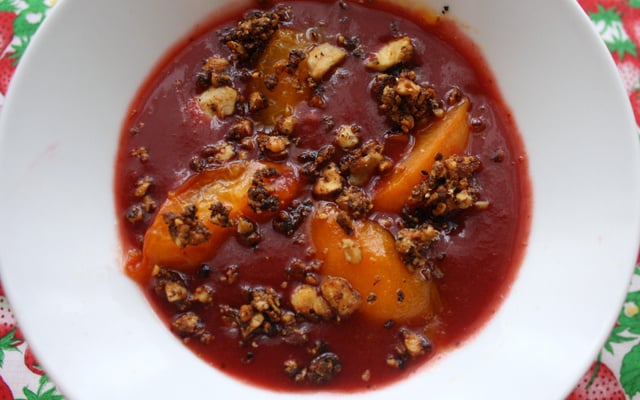 Soupe de fraises, abricots poêlés au miel et fruits secs