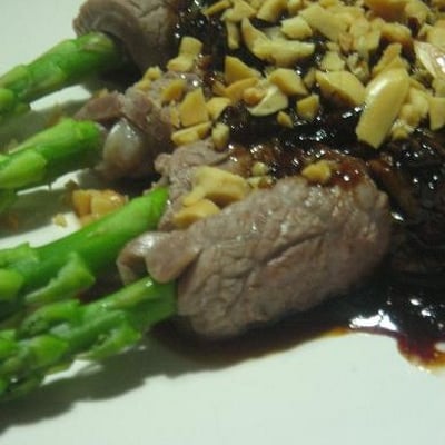 Roulés de bœuf aux asperges et bacon, caramel de poivron rouge, cacahuètes rôties