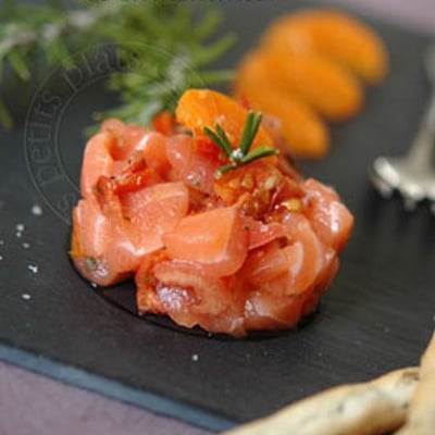 Tartare de saumon, tomates confites et clémentines