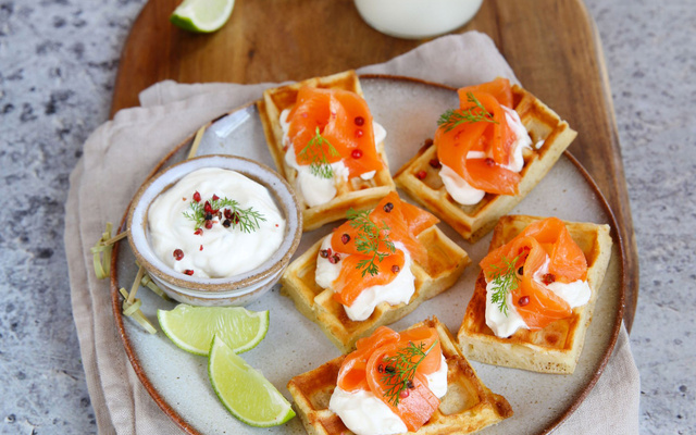 Gaufres apéritives au lait de chèvre, au saumon fumé et au fromage frais
