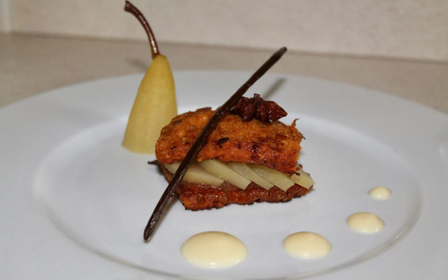 Poire pochée, pain d'épices façon pain perdu, confiture pomme cannelle et crème cuite au gingembre