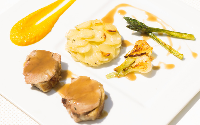 Rôti d'agneau au foin et ses légumes printaniers