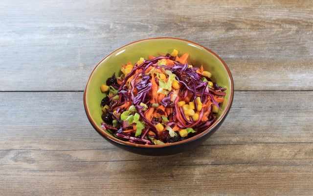 Salade de carottes râpées au chou rouge, maïs et cranberries