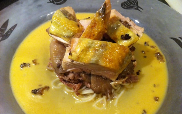 Pintade contisée au beurre de morilles, nouilles soba et pleurottes