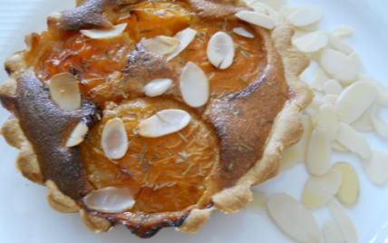 Tartelette aux abricots, thym et amandes