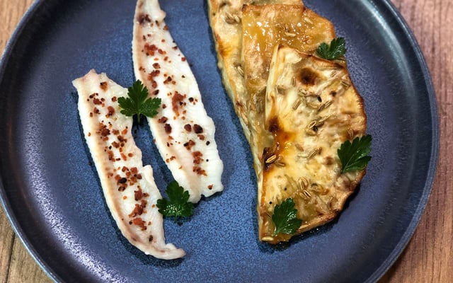 Céleri-rave rôti au miel et graines de fenouil, sole à la poudre de chorizo