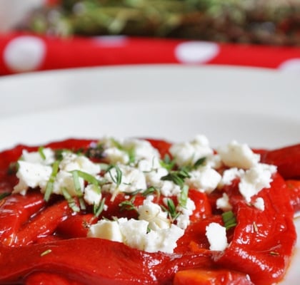 Salade de poivrons rouges à la fêta et aux herbes