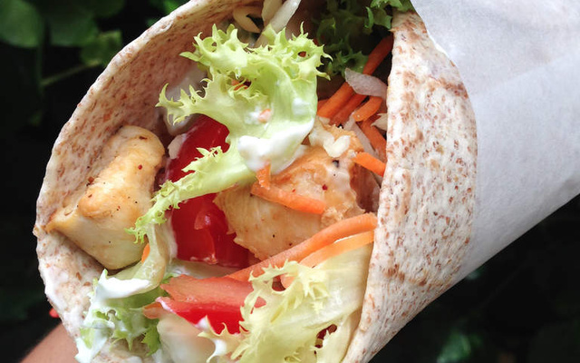 Wrap aux crudités, poulet au citron et tzatziki