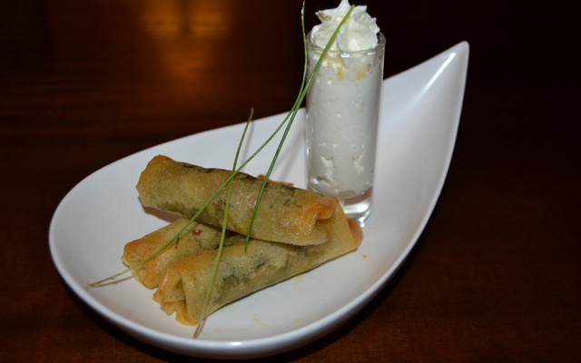 Nems d'escargots et pieds de porc et son espuma d'ail-estragon