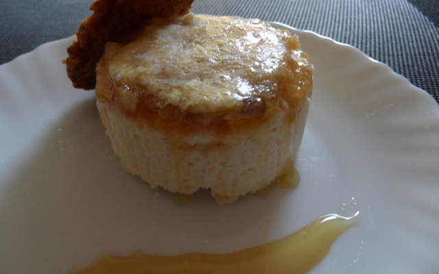 Entremet reblochon, miel et tuiles de noix