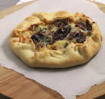 Tarte salée aux poires roquefort cranberries et noix de pécan