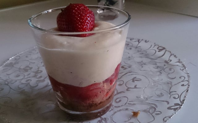 Trifle de fraises à la crème et aux pistaches