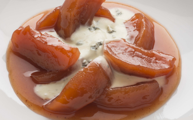 Pommes coufides en tandoori, crème réduite Saint-Agur, verveine verte du Velay